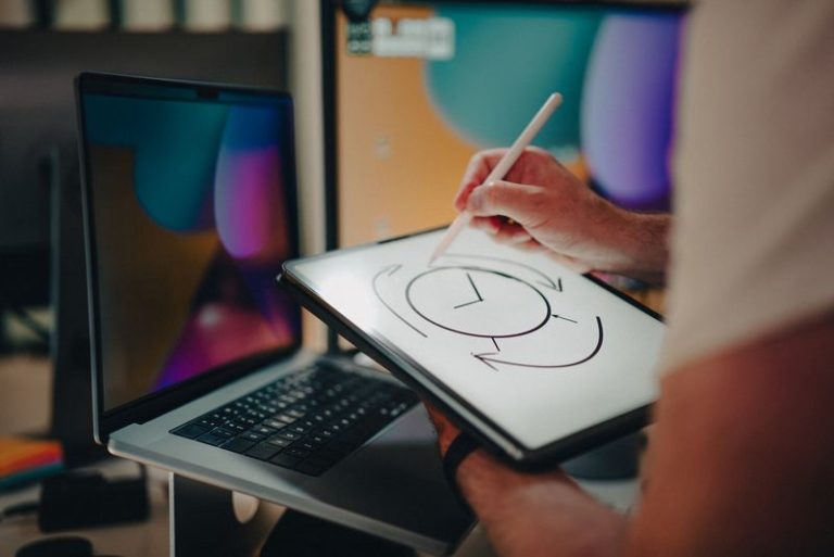 Osoba koristi olovku na grafičkom tabletu u modernoj kancelariji