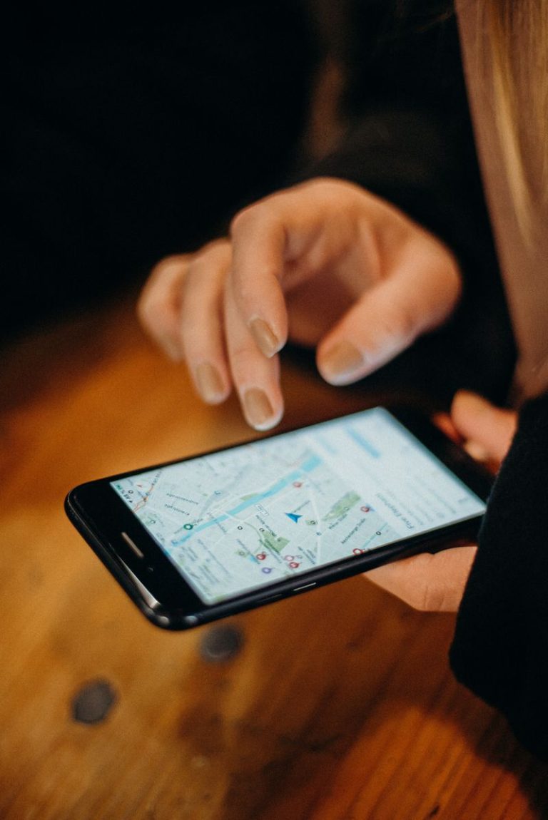 Ruka koristi pametni telefon sa mapom za lokalnu poslovnu navigaciju