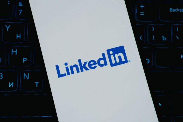 Krupni plan LinkedIn logotipa na ekranu pametnog telefona